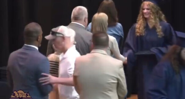 Pai empurra homem negro para longe da filha em cerimônia de formatura nos EUA