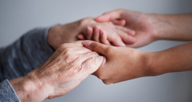 Ortopedistas alertam para risco de queda de idosos; saiba como evitar