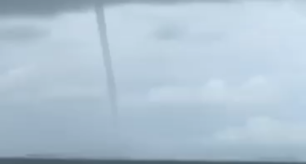 Tromba d’água se forma em praia de São Luís na manhã deste domingo (9)