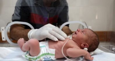 Bebê é resgatado do ventre de palestina grávida que morreu após bombardeio