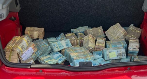 PM localiza veículo abandonado com mais de R$ 1 milhão na mala, em São Luís