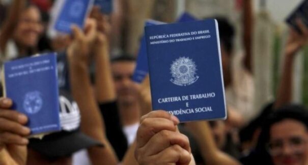 Desemprego cai para 6,9% e atinge menor nível em 10 anos, diz IBGE
