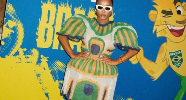 Madrinha do Time Brasil, Sabrina Sato aposta em look extravagante em Paris