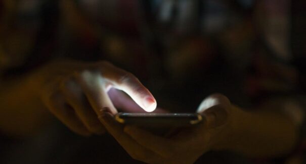 Whatsapp e outros apps são usados por traficantes de pessoas no Brasil