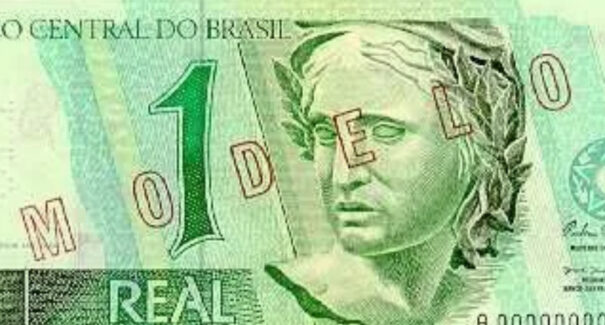 Primeiras notas do real vão ser recolhidas pelos bancos, mas seguem valendo