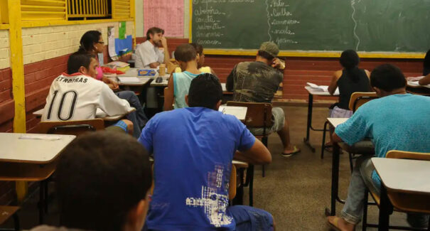 MEC cria programa de apoio a escolas públicas com aulas noturnas