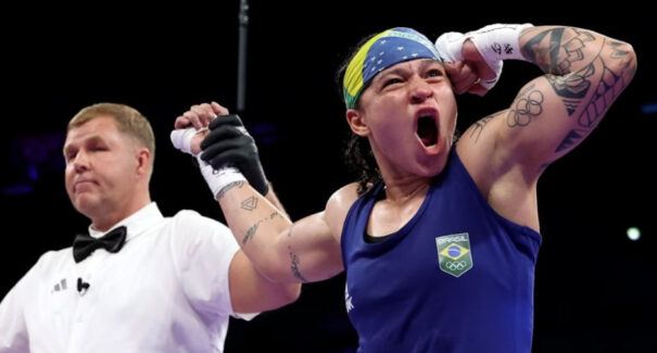 Bia Ferreira vence por unanimidade e vai às quartas de final do boxe