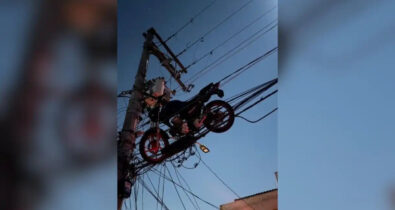 Vídeo: motocicleta fica presa em fiação elétrica após queda de balão em SP; entenda