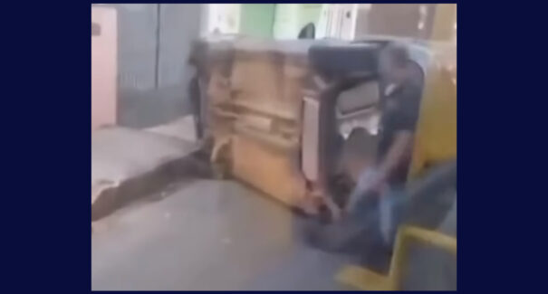 Motorista dorme ao volante, bate em calçada e carro vira no Cohatrac, em São Luís