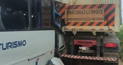 Acidente entre micro-ônibus e carreta deixa 17 feridos na BR-135