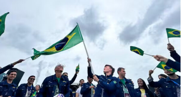 Uniforme brasileiro na abertura das Olimpíadas provoca críticas e elogios na web