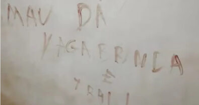 Homem usou sangue da vítima para escrever na parede: ‘Mau da vagabunda é trair!’, segundo polícia