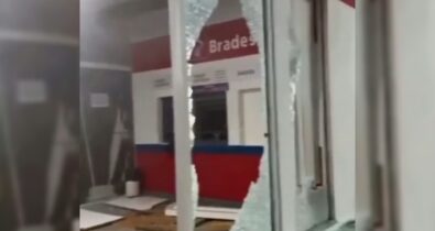 Vídeo: criminosos explodem banco, danificam loja e fazem reféns em São João do Paraíso