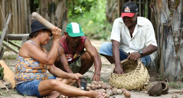 Uema assina acordo com entidades quilombolas para pesquisas e legalização de assentamentos