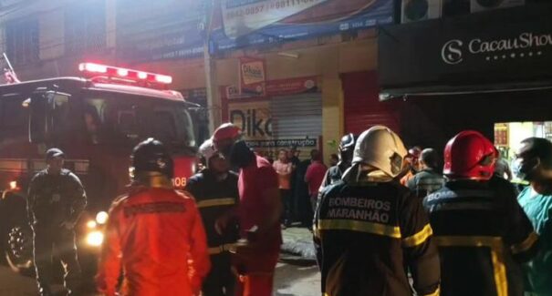Vídeo: incêndio de grandes proporções destrói lojas no centro comercial de Pedreiras