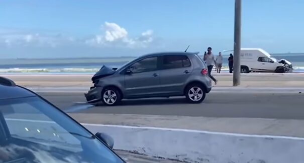 Motorista perde o controle do carro e bate em veículo estacionado na Avenida Litorânea
