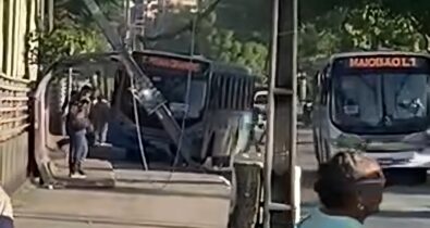 Motorista de ônibus perde controle e derruba poste no Monte Castelo, em São Luís