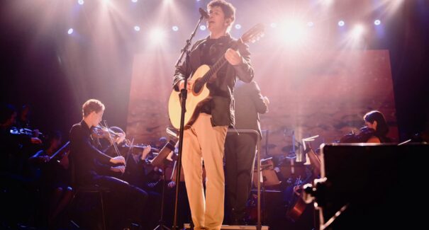 Jorge Vercillo emociona fãs com show celebrando 30 anos de carreira, em São Luís
