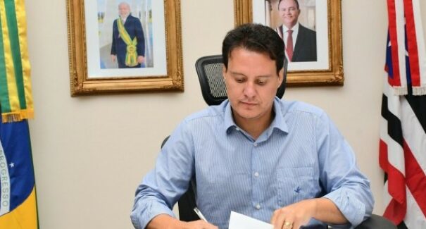 Felipe Camarão veta PL que permite que pais proíbam filhos de participarem de atividades pedagógicas de gênero