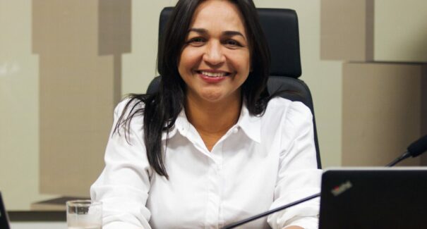 Eliziane Gama oficializa entrada no PT e projeta disputa à reeleição em 2026