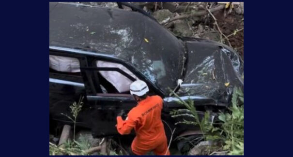 Carro sai da pista e cai em área de matagal no Araçagi