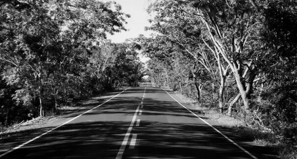 Dupla em moto é atropelada por carreta na BR-222, em Santa Luzia; uma pessoa morreu