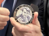 Bolsonaro presenteia Javier Milei com medalha de “imbrochável” e “incomível”