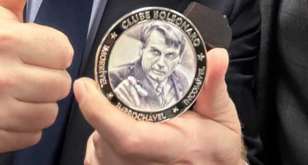 Bolsonaro presenteia Javier Milei com medalha de “imbrochável” e “incomível”