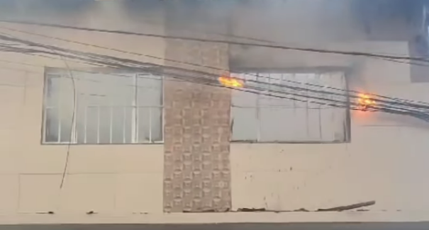 Vídeo: casa é destruída por incêndio na Vila Palmeira, em São Luís