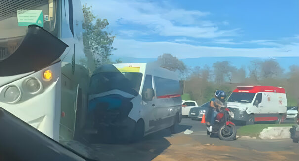 Van colide com ônibus na Avenida dos Africanos e afeta trânsito por horas, em São Luís