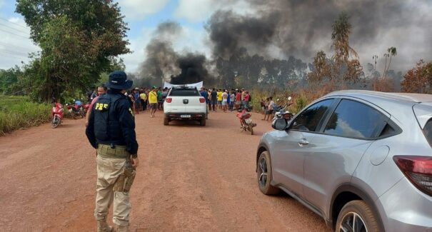 Cobrando melhorias, moradores bloqueiam trecho da BR-316 em Zé Doca