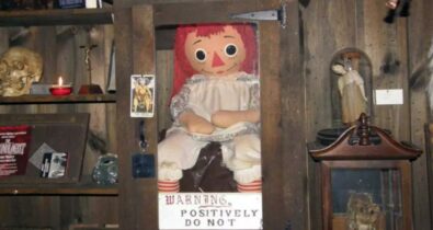 Boneca real que inspirou “Annabelle” está guardada há decadas; incêndio no RJ destruiu versão do cinema
