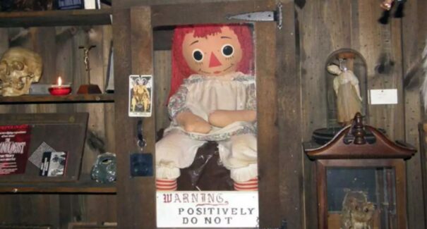 Boneca real que inspirou “Annabelle” está guardada há decadas; incêndio no RJ destruiu versão do cinema