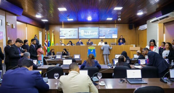 Sessão relâmpago expõe falta de quórum