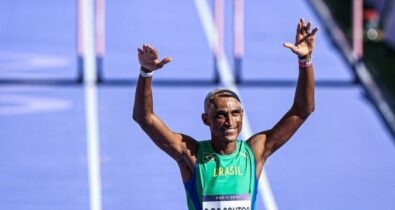 Alison dos Santos conquista medalha de bronze nos 400m com barreiras