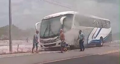 Vídeo: ônibus da Cisne Branco pega fogo na BR-402, no MA