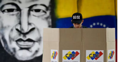 Contagem de atas feita por agência mostra González com 6,89 milhões de votos; número oficial mostra Maduro com 6,4 milhões
