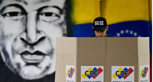 Contagem de atas feita por agência mostra González com 6,89 milhões de votos; número oficial mostra Maduro com 6,4 milhões