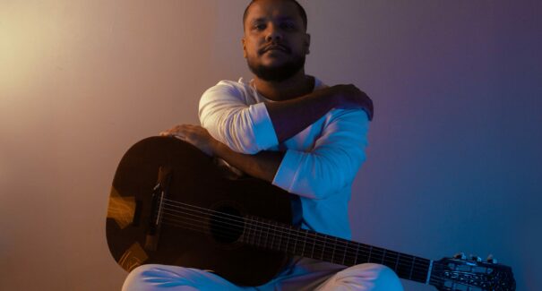 Compositor e multi-instrumentista, Ari Sousa lança o EP ‘Pequeno’