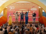 Assaí 50 anos: Marca fecha navio exclusivo para 3 mil clientes em campanha com 5 artistas e mais R$ 20 milhões em prêmios