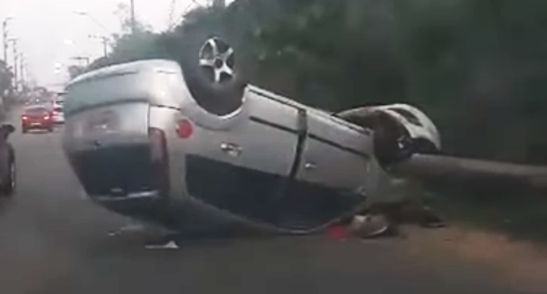 Motorista perde controle do carro e veículo capota na Estrada da Maioba