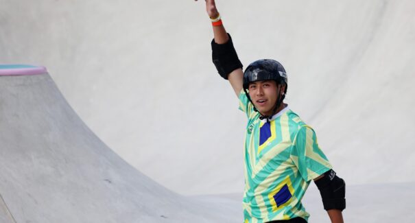Augusto Akio conquista o bronze no skate park nas Olimpíadas