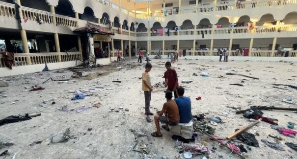 Ataque aéreo israelense em complexo escolar de Gaza resulta em dezenas de vítimas