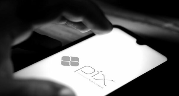 Dupla é presa após roubar celulares e tentar dar golpe por PIX a familiares das vítimas, em Nina Rodrigues