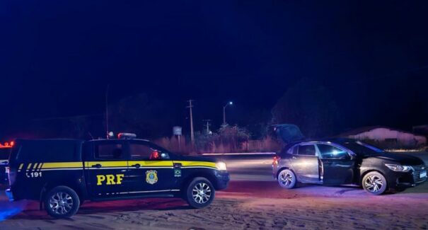 PRF apreende armas e dinheiro durante fiscalização em Caxias; três homens foram presos