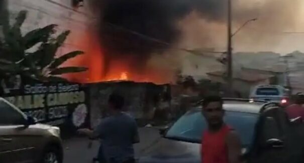 Incêndio atinge estabelecimento comercial no São Francisco; não houve vítimas