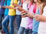 Seis em cada 10 escolas têm regras para uso do celular pelos alunos