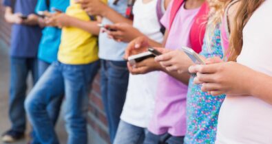 Seis em cada 10 escolas têm regras para uso do celular pelos alunos