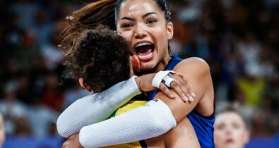 Brasil passa por prova de fogo e elimina dominicanas no vôlei