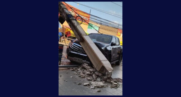 Motorista perde controle de caminhonete e derruba poste em Santa Inês
